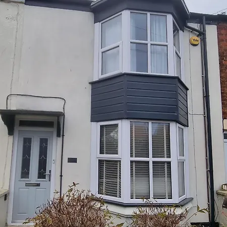 Tulip - Staithes & Whitby - 2 Night Min - Sleeps 6 - Pet Friendly Holiday home