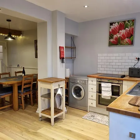 Tulip - Staithes & Whitby - 2 Night Min - Sleeps 6 - Pet Friendly