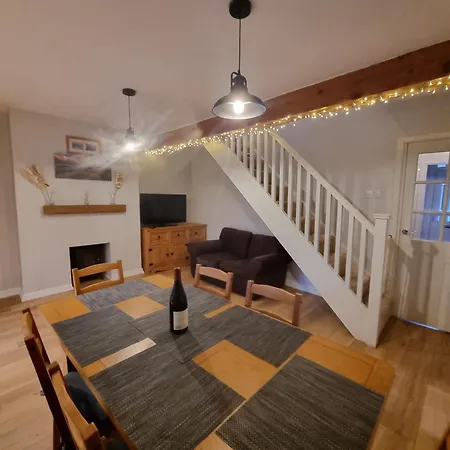 Tulip - Staithes & Whitby - 2 Night Min - Sleeps 6 - Pet Friendly Holiday home *