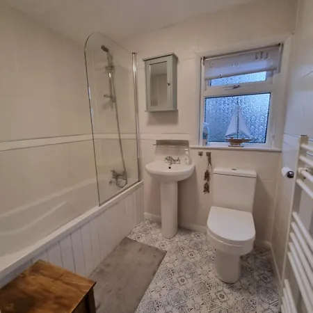 Tulip - Staithes & Whitby - 2 Night Min - Sleeps 6 - Pet Friendly Holiday home Hinderwell