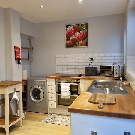 Tulip - Staithes & Whitby - 2 Night Min - Sleeps 6 - Pet Friendly