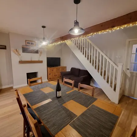 Tulip - Staithes & Whitby - 2 Night Min - Sleeps 6 - Pet Friendly Holiday home Hinderwell